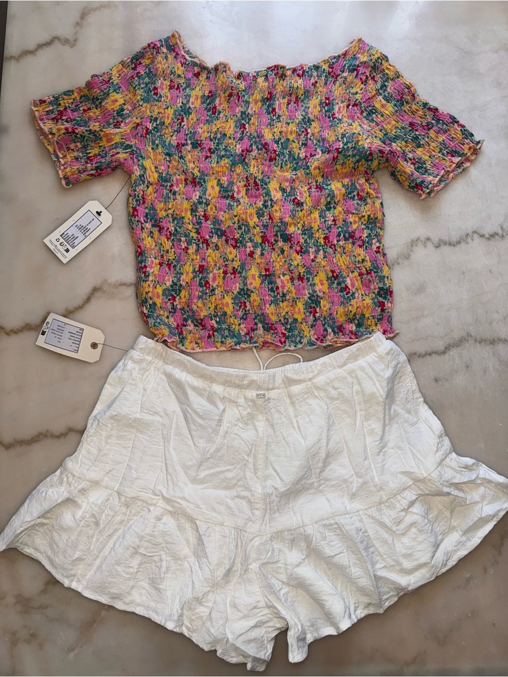 Billabong Set White Ruffle Drawstring Skort with Multicolor Smocked Top - Picture 2 of 7